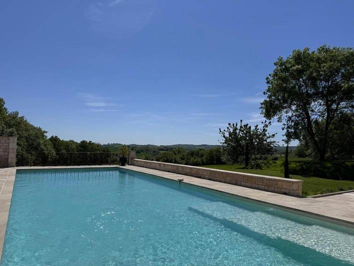 Gîte pour 2 personnes, avec piscine et terrasse ainsi que vue et jardin à Le Verdier - 2