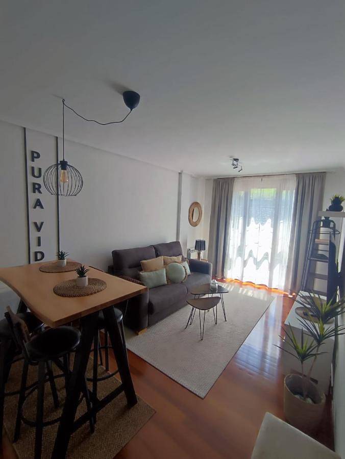 Apartamento para 4 personas, con balcón y piscina para niños además de piscina y vistas en Ramales de la Victoria