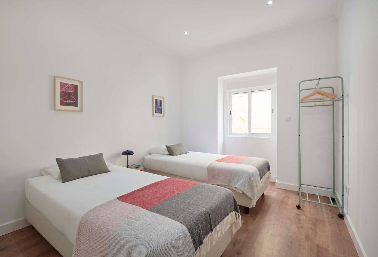 Apartamento inteiro, Spacious & Light-Filled 4Br Apartment By Timecoler in Venteira, Costa de Lisboa