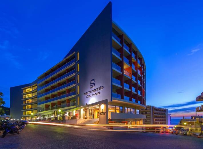 Hôtel pour 4 personnes, avec piscine ainsi que vue et terrasse