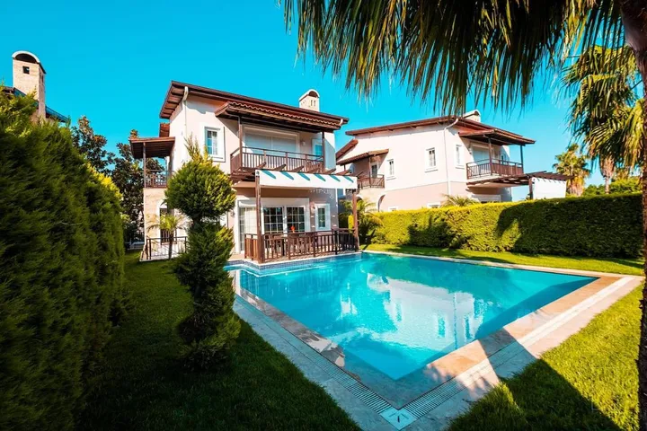 Villa pour 8 personnes, avec sauna et vue ainsi que jardin et piscine - 1