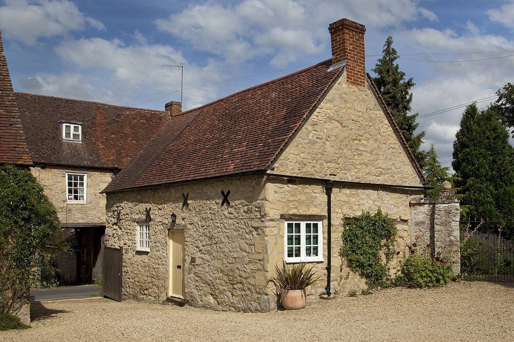 Oxford. C16th Cottage In Courtyard Setting. Garden. Parking. Free Wifi. in Wheatley, Oxfordshire