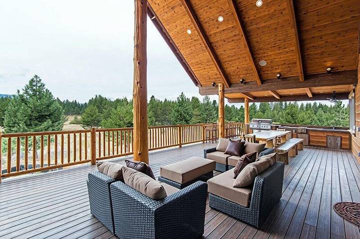 Vacation home for 32 people, with yard and sauna as well as hot tub by Lake Tahoe