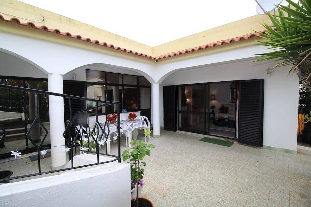 Alvor- Villa close to Beach & Lively Town. Walk to Beach, Cafes,Bars,Restaurants in Alvor, Faro District