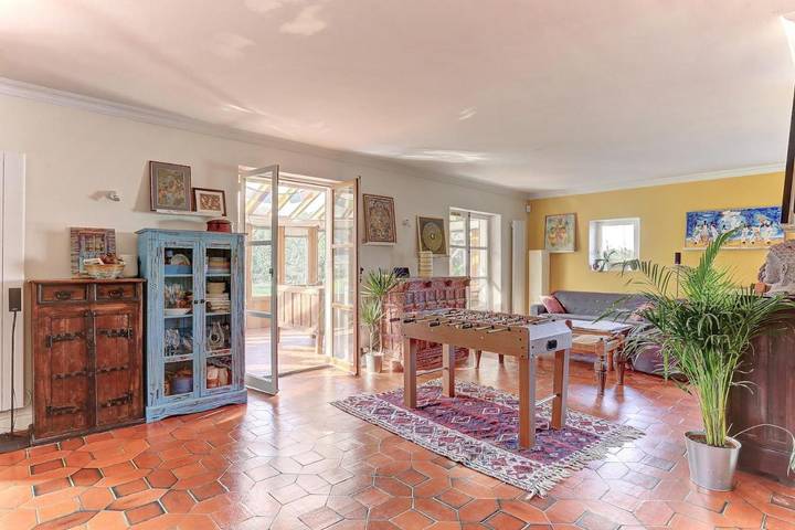 Gîte pour 7 personnes, avec Balcon et Terrasse ainsi que Jardin et Vue à Saint-Nom-la-Bretèche