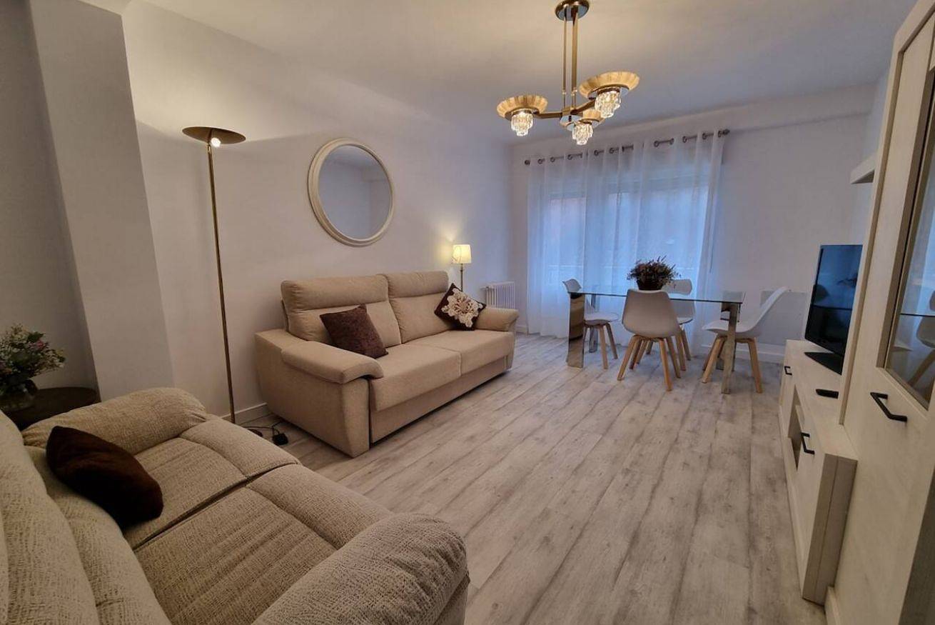 Apartamento entero, 143A - Moderno, céntrico, 3 habitaciones in Distrito Centro (Gijón), Gijón