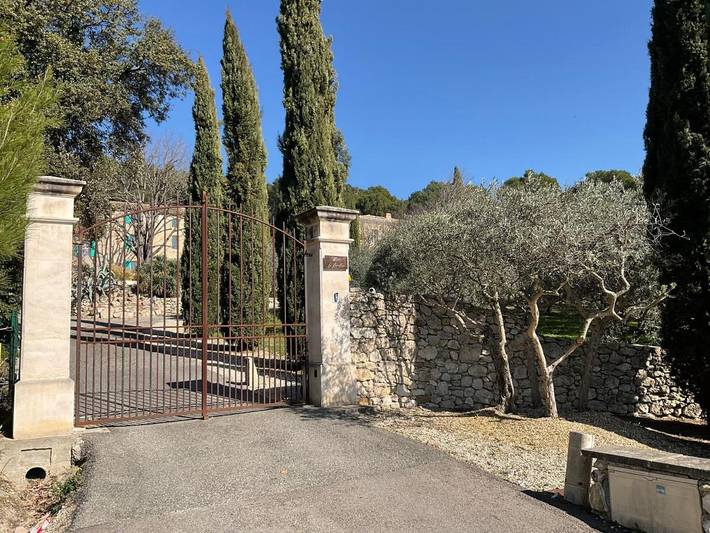 Location de vacances pour 2 personnes, avec piscine et jardin ainsi que terrasse et vue à Cheval-Blanc - 3