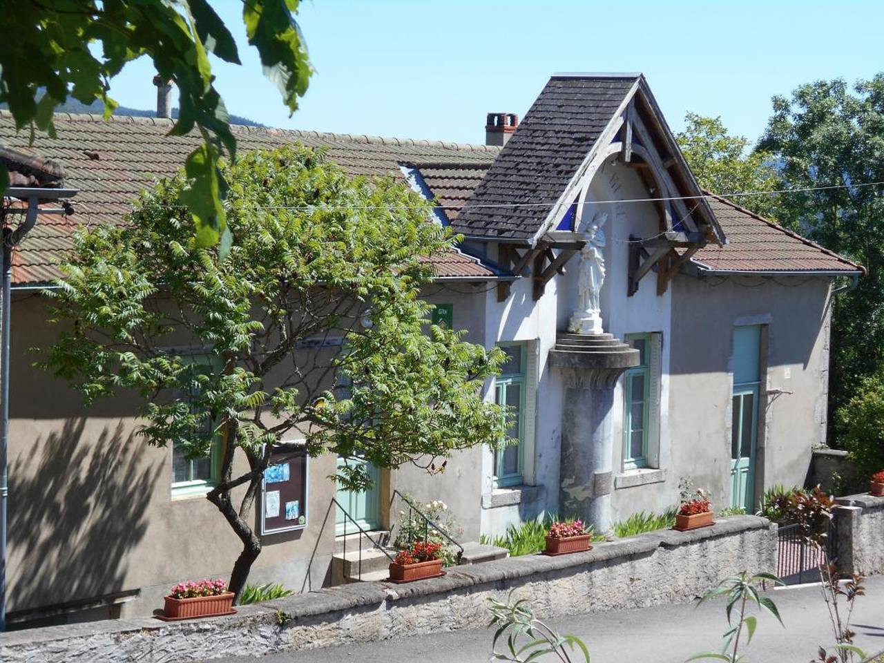 Retraite en Montagne Bourbonnaise: Gîte Convivial pour 14 Pers., Proche Loisirs et Nature in La Chabanne, Région de Vichy