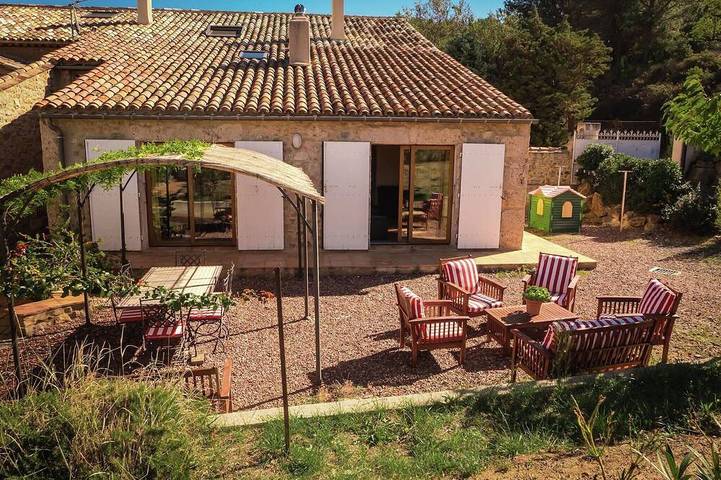 Location de vacances pour 6 personnes, avec jardin ainsi que terrasse et piscine à Fraissé-des-Corbières
