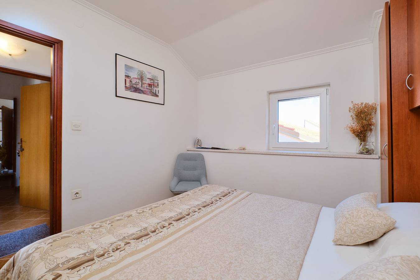 Ganze Wohnung, Das Apartment Jasmina 1 befindet sich in ruhiger Lage in Mali Lošinj. Es ist ideal für zwei Personen und besteht aus einem Schlafzimmer, einem Badezimmer, einem Wohnzimmer, einem Esszimmer und einer Küche. Es verfügt außerdem über eine Terrasse und einen Parkplatz vor dem Gebäude. in Mali Lošinj, Lošinj