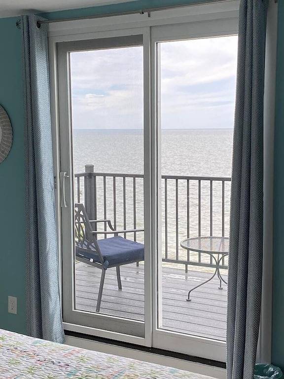 Lakefront 2 bedroom house between Rochester and Niagara Falls, Ny in Ontariosee