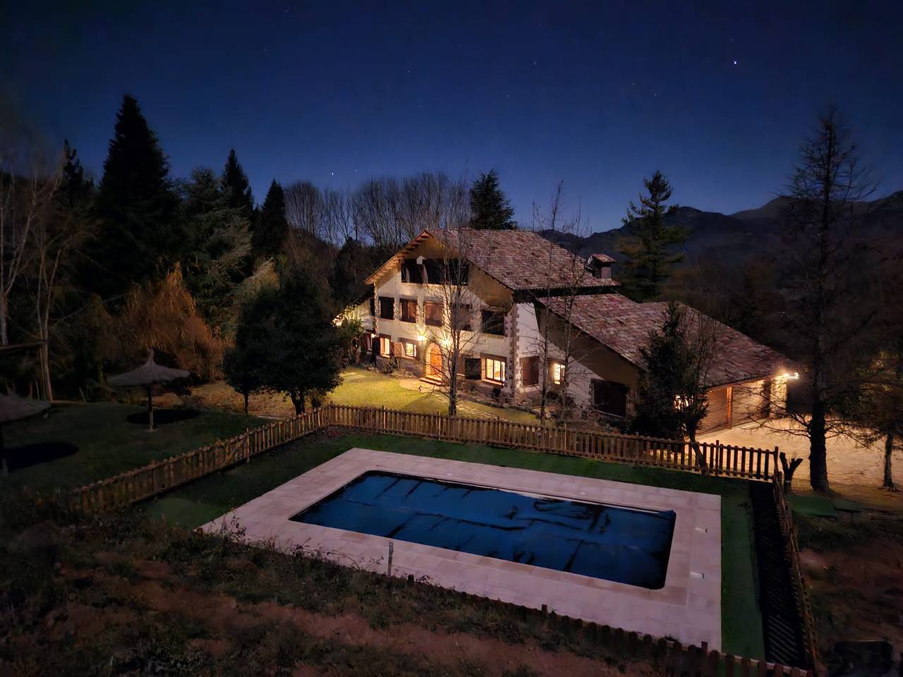 Vakantiehuis Can Blau met Uitzicht op de Bergen, Zwembad, Tuin & Wi-Fi in Vallfogona de Ripollès, Catalaanse Pyreneeën
