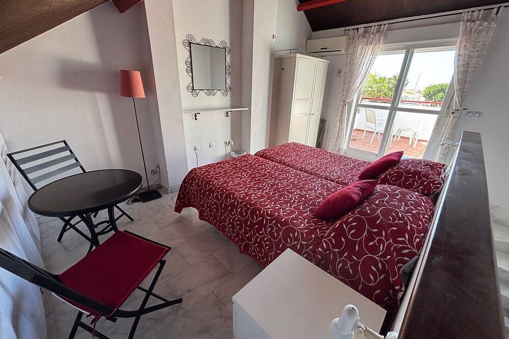 Luxury 3 bed townhouse on golf course close & very close to beach in Playa Nueva Umbría, El Portil