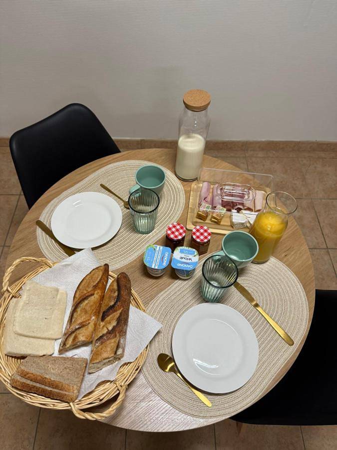 Gîte pour 2 personnes, avec terrasse ainsi que vue et jardin à Courgis - 4