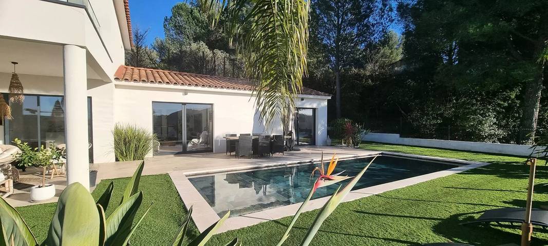 Location de vacances pour 8 personnes, avec vue ainsi que terrasse et jardin à Le Castellet - 2
