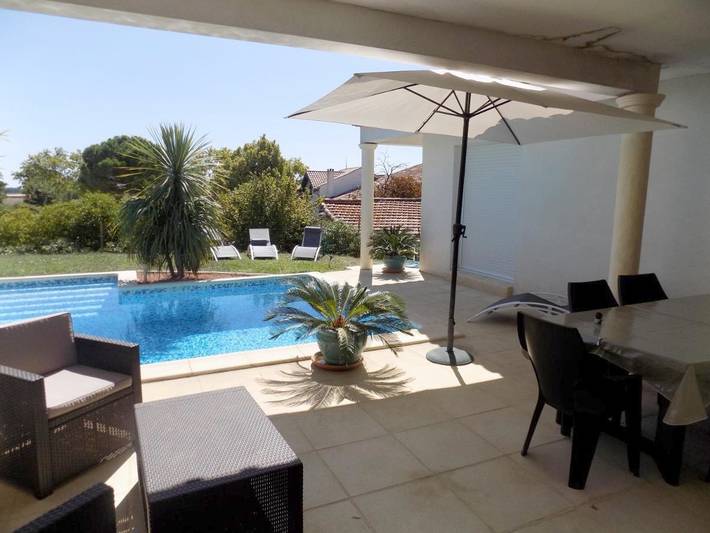 Location de vacances pour 6 personnes, avec piscine ainsi que jardin et vue à Alignan-du-Vent