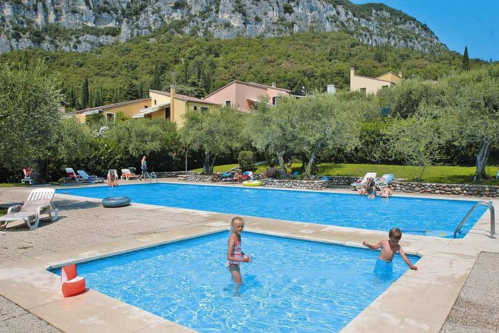 Ferienwohnung für 6 Personen, mit Balkon und Terrasse sowie Kinderpool und Pool in Garda