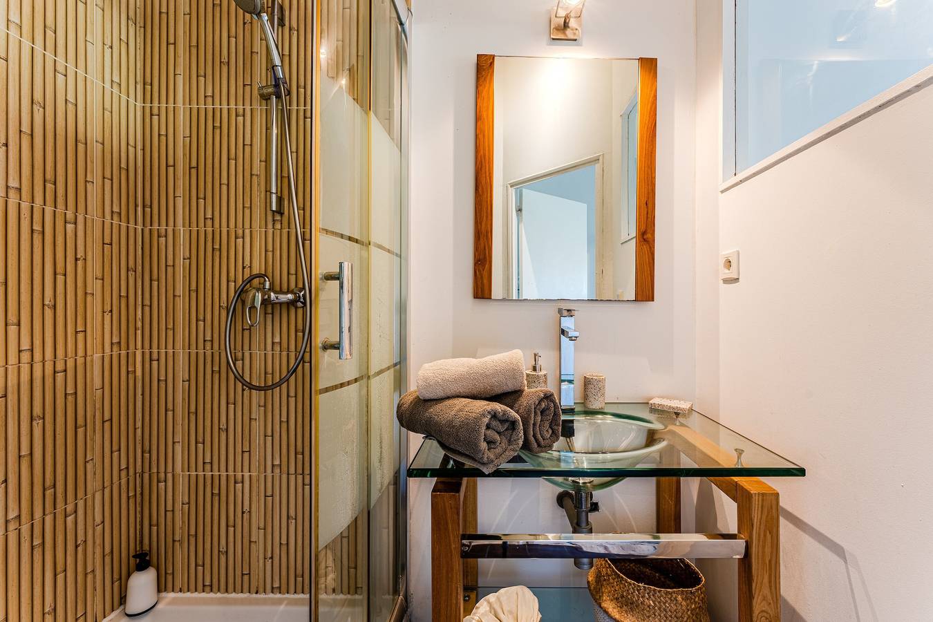 Habitación de huéspedes “Manihi” con vistas al lago, piscina compartida y Wi-Fi in Gujan-Mestras, Region de Arcachon