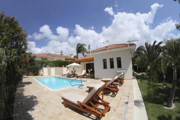Cottage pour 4 personnes, avec jardin et piscine ainsi que terrasse et vue dans Πισσούρι