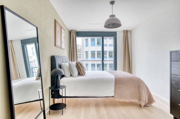 Entire apartment, Sunny Leimbach 3.5 Room w/ Storage & W/D, 2 mins to market, by Blueground in Zürich 41 Leimbach, Zurich