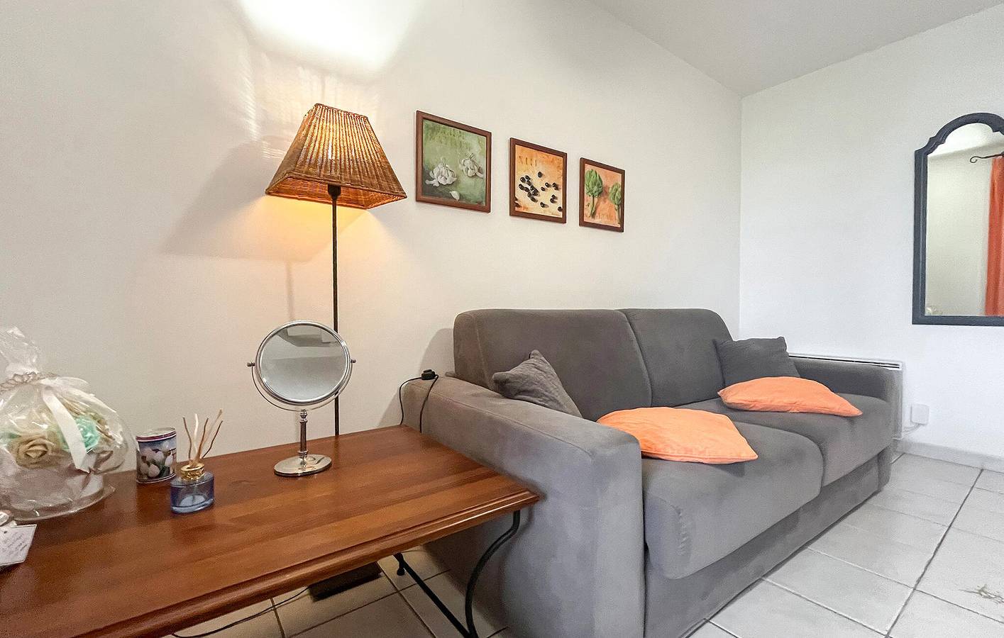 Entire holiday apartment, Charming Apartment with Pool & Terrace, 600m from Maussane-les-Alpilles Center in Paradou, Arles region