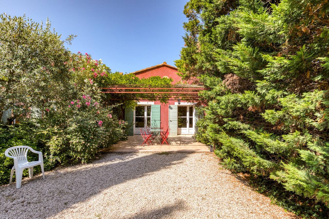 Maison de vacances 'Le Cézanne' avec piscine partagée, Wi-Fi et climatisation in Fourques, Côte méditerranéenne (France)