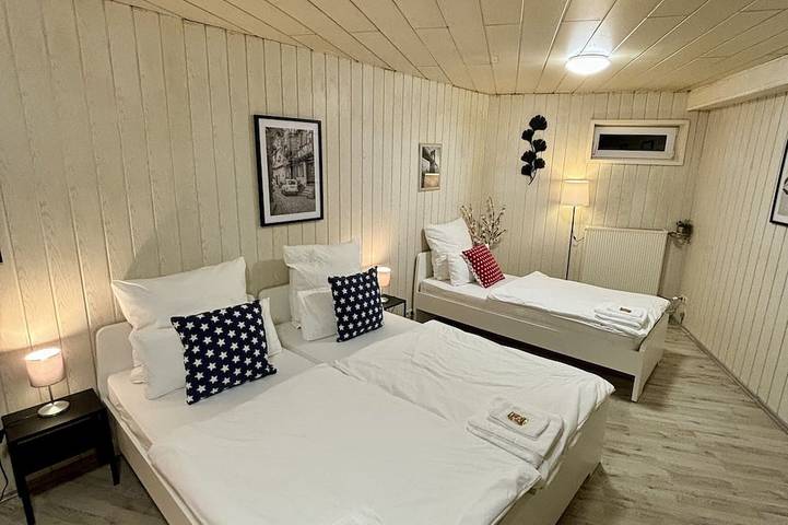 Ganze Wohnung, Ruhiges & gemütliches Doppelzimmer + Einzelbett in Top Lage in Langenfeld (Rheinland), Kreis Mettmann