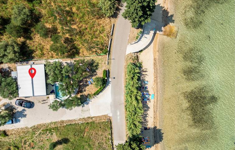 Apartment mit Meerblick, Pool, Terrasse und WLAN – 2,5 km vom Strand entfernt in Tkon, Pasman