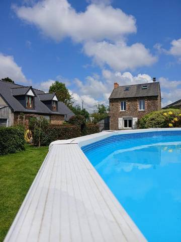 Chambre d’hôte pour 4 personnes, avec jardin ainsi que vue et piscine à Isigny-le-Buat