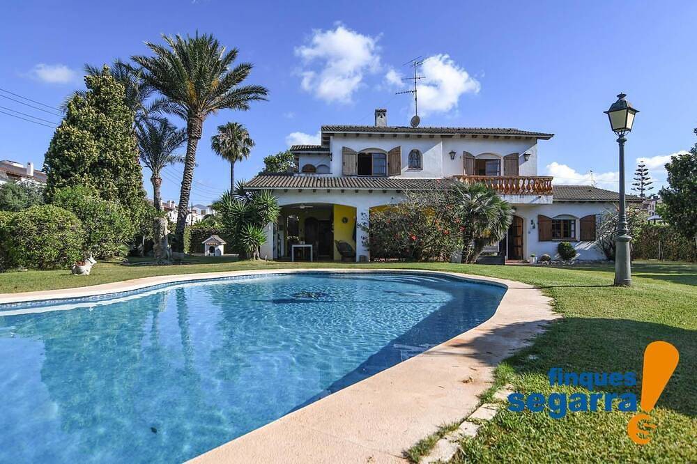 Villa con gran jardín y piscina, al lado de la playa in Roda de Bará, Costa Dorada