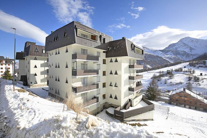 Ganze Wohnung, Studio Blue Petit with Mountain Balcony Views in Sestriere, Via Lattea