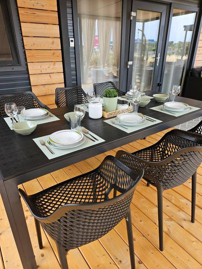 Camping pour 4 personnes, avec piscine ainsi que terrasse et vue à Pirovac - 2