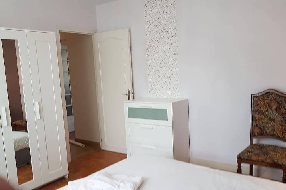 Entire apartment, Furnished apartment in comfortable single-family house with mature garden in Bagnoles-de-l'Orne, Parc naturel régional Normandie-Maine