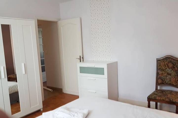 Entire apartment, Furnished apartment in comfortable single-family house with mature garden in Bagnoles-de-l'Orne, Parc naturel régional Normandie-Maine
