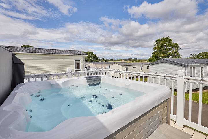 Chalet for 4 people, with hot tub and garden, child-friendly in Northumberland
