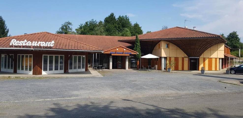 Hôtel pour 4 personnes, avec Terrasse et Jardin ainsi que Vue sur le lac et Vue à Séméac