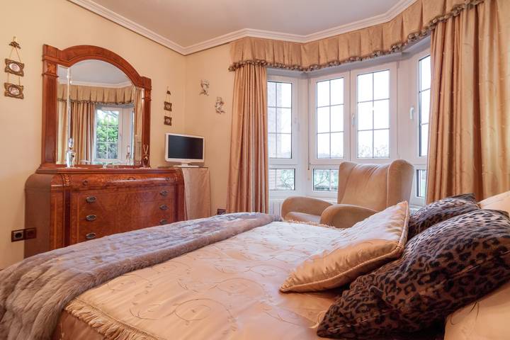 'Alojamientos Marte Room 2' with Shared Terrace and Garden in Torrelavega, Kantabriska kusten