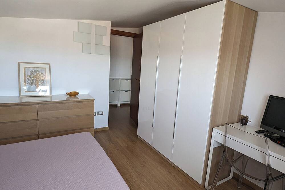 Apartamento entero, Bright 8th-floor penthouse with sea view 7 minutes' walk from the beach. in Pretaro, Pescara