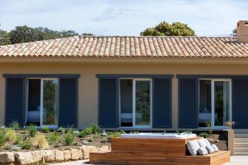 Cottage pour 6 personnes, avec piscine ainsi que jacuzzi et jardin dans Plage du Péro