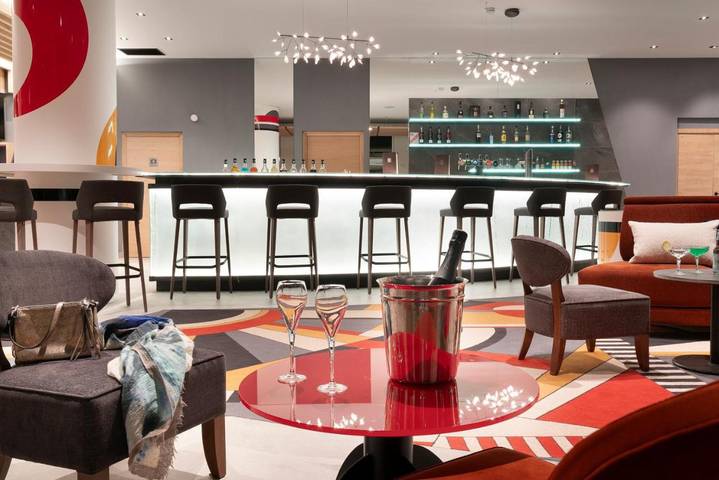 Hôtel pour 2 personnes, avec terrasse et piscine ainsi que jacuzzi et sauna, adapté aux familles