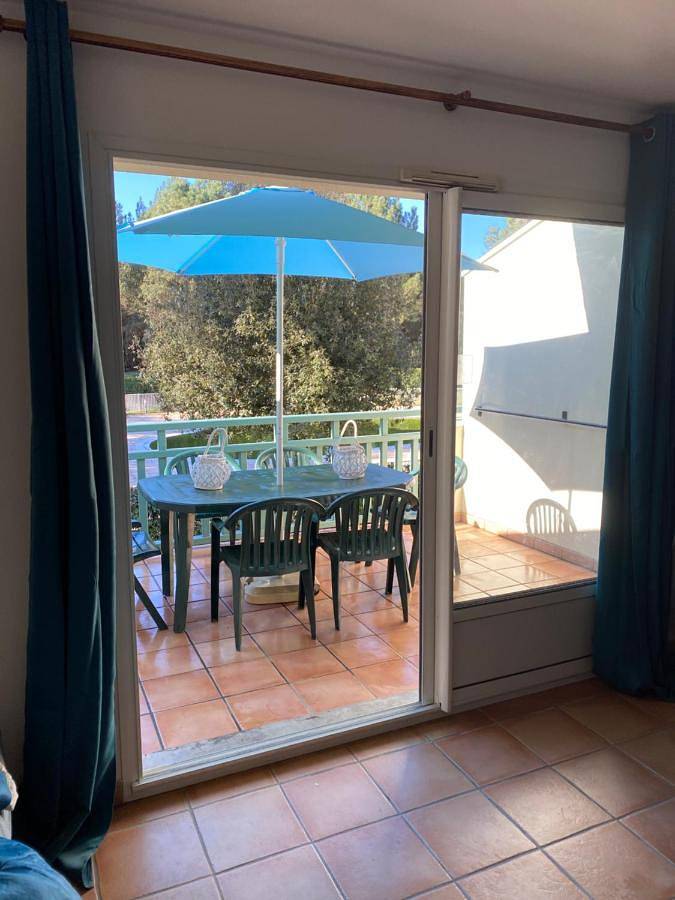 Gîte pour 6 personnes, avec vue ainsi que piscine et terrasse dans Golf De Pinsolle - 3