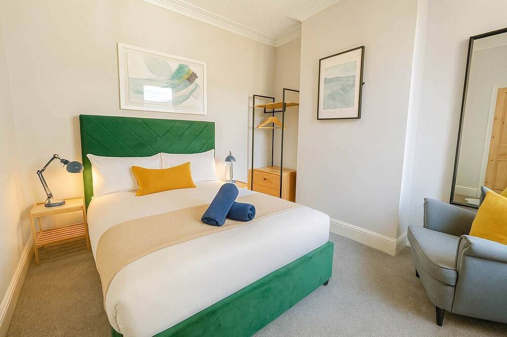Spacious Cardiff Home for 12 + Parking + Hot Tub in Cardiff, Cardiff region