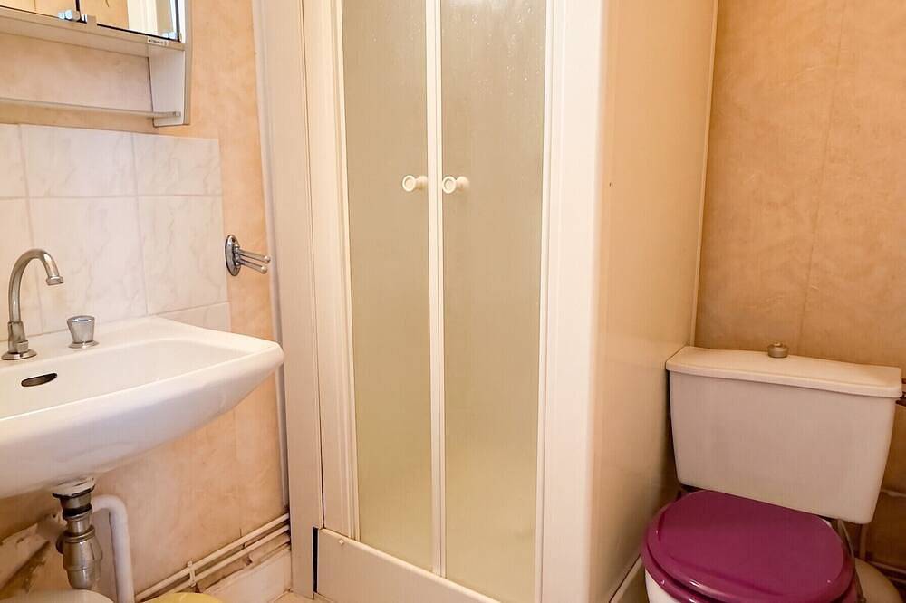 Entire apartment, Homerez - Studio in Néris-les-Bains in Néris-les-Bains, Montluçon region