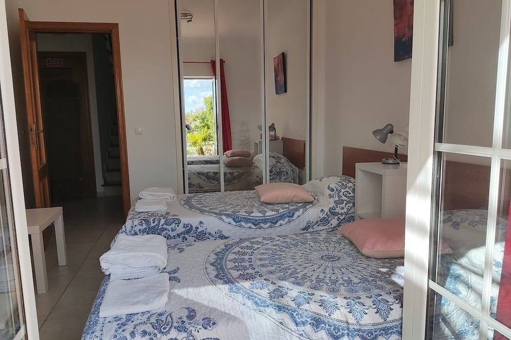 Luxushaus, 4 Personen, 2 Schlafzimmer. Gemeinschaftspool. Golf in der Nähe in Budens, Faro Distrikt