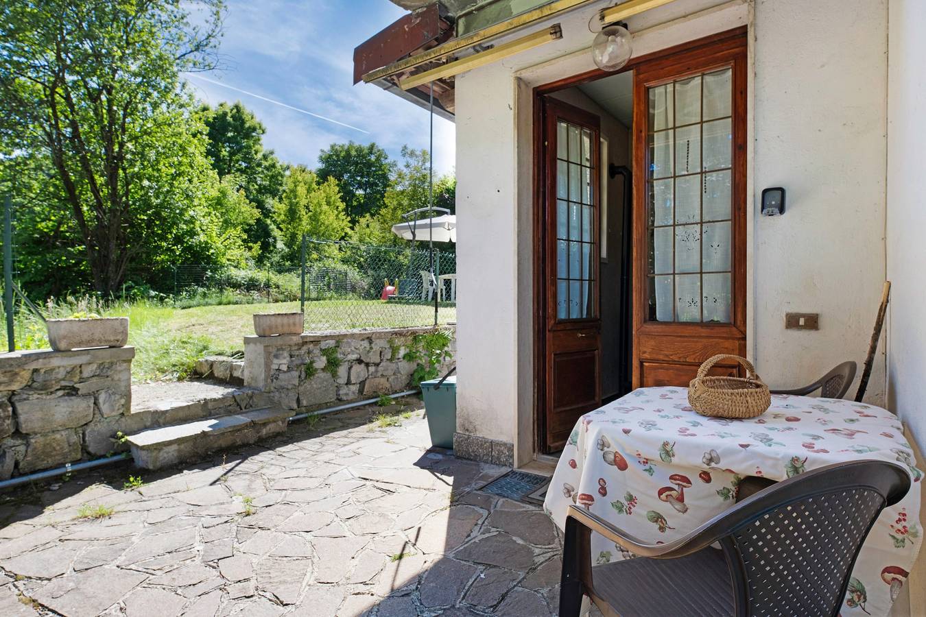 Appartamento intero, Appartamento 'Immerso Nel Verde' con vista sulle montagne e giardino privato in Lanzo d'Intelvi, Alta Valle Intelvi