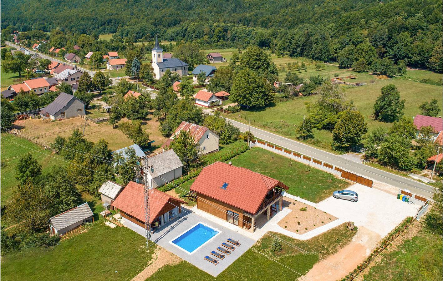 Charmante 2-Zimmer-Wohnung mit Pool und Terrasse, 2 km vom Fluss Rakovac entfernt in Gospitsch, Naturpark Velebit