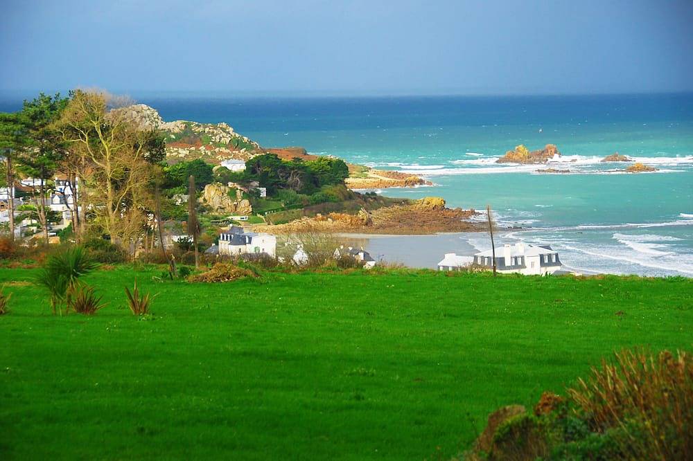 Quiet house facing the sea in Plougasnou, Ceinture Dorée