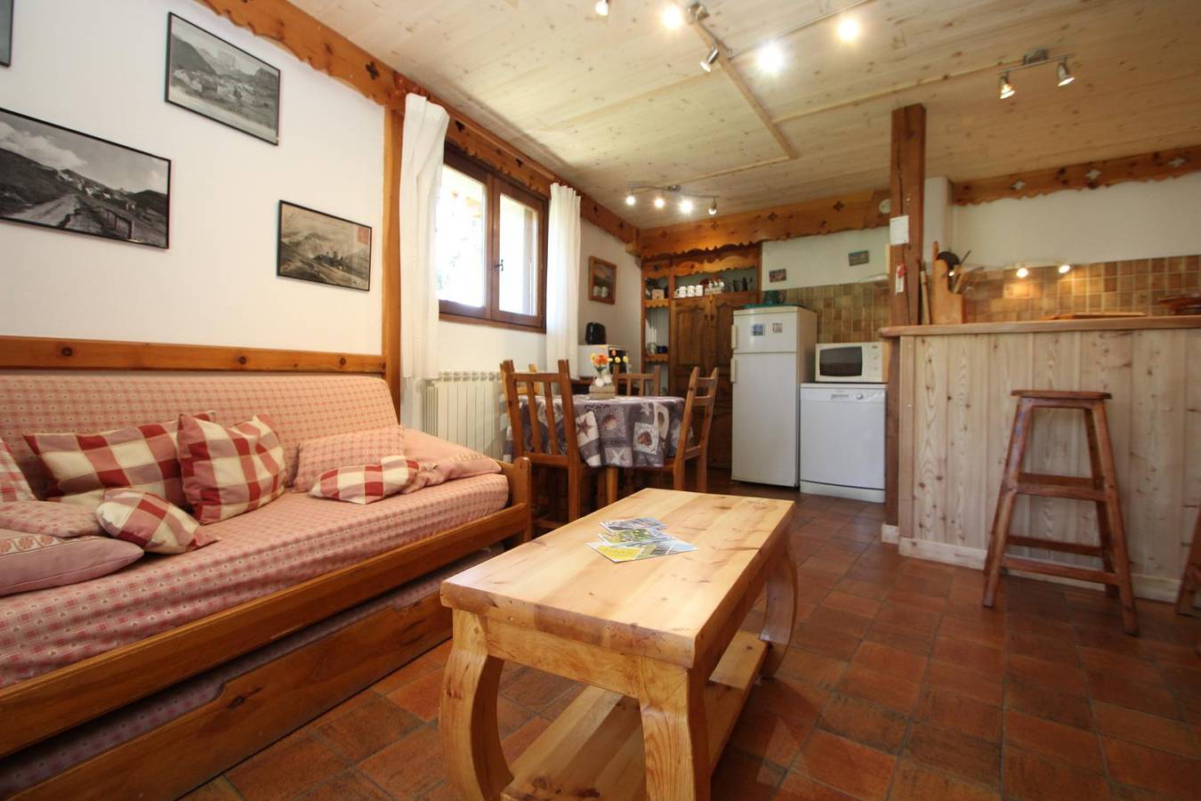 Gîte confortable avec parking, jardin et grill, près des pistes de ski in Vars (station de ski), Vars