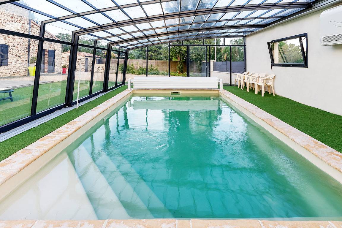 Grand gîte, piscine couverte chauffée, spa in Saint-Denis-la-Chevasse, Vallée de la Loire