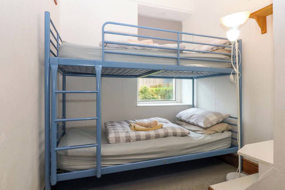 2 Argoed, pet friendly, country holiday cottage in Llanbedrog in Llanbedrog, Gwynedd